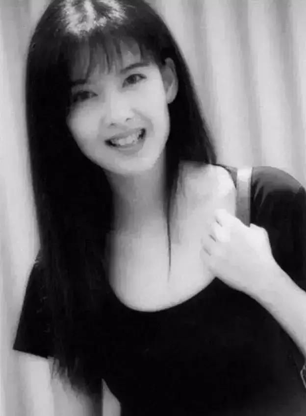 周慧敏20到51岁女神也老了,周慧敏51岁还是很年轻