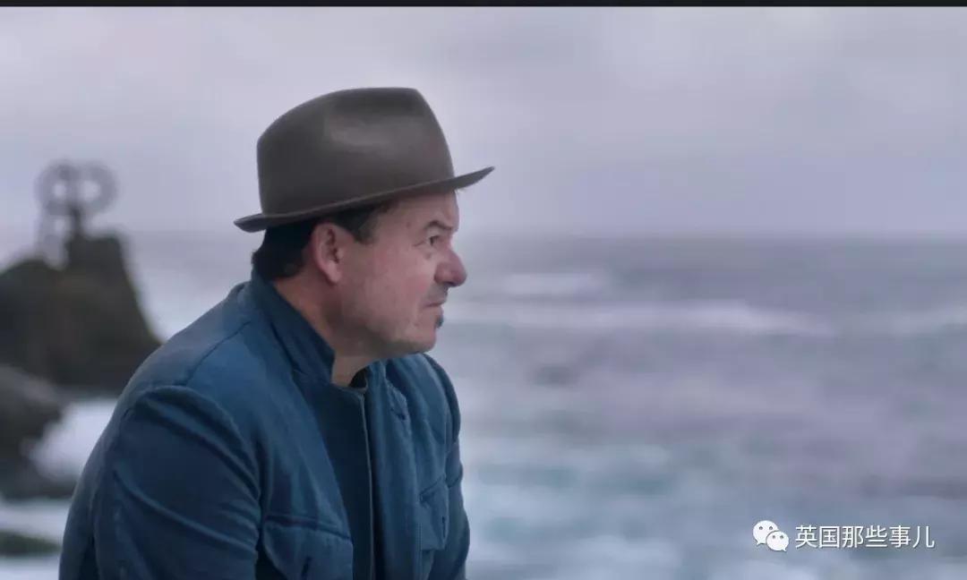 只爱恶作剧靠什么养家？他把所有东西变成纸捉弄人，这手艺简直了