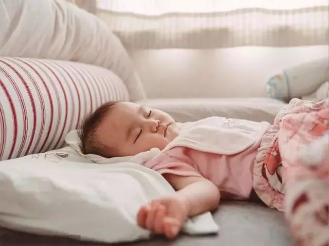 宝宝多大可以用塑料枕头,宝宝多大会使用正确的枕头