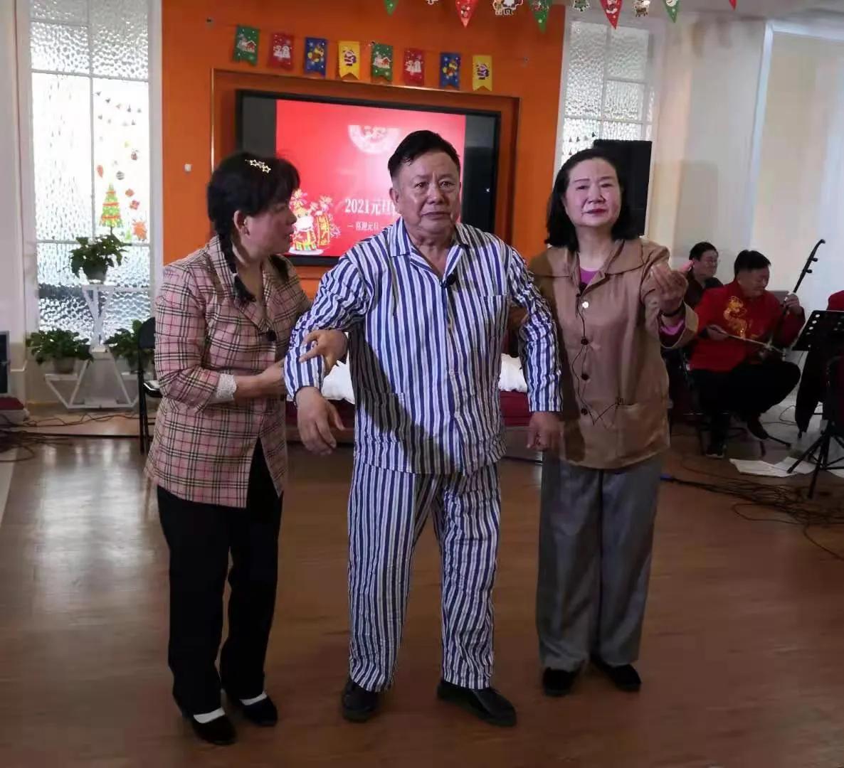 郑州怡丰新都汇社区德艺双馨艺术团大爱无疆做公益演出众人称赞。