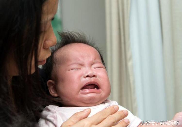 宝宝溢奶怎么处理最有效,婴儿溢奶最佳处理方法