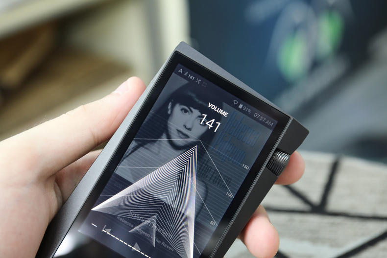 「小蟹寻声」“歪屏”设计颜值满分，艾利和中端旗舰SR15详测！