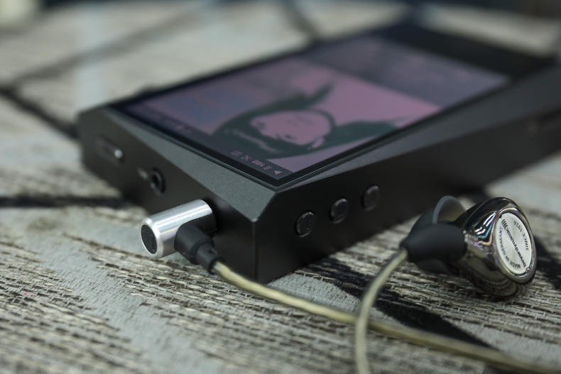 「小蟹寻声」“歪屏”设计颜值满分，艾利和中端旗舰SR15详测！