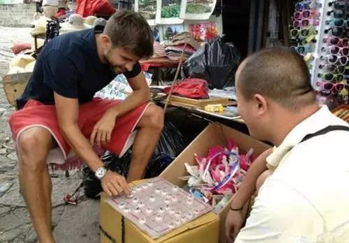 c罗和梅西谁打乒乓球好,梅西和c罗跟外星人打乒乓球