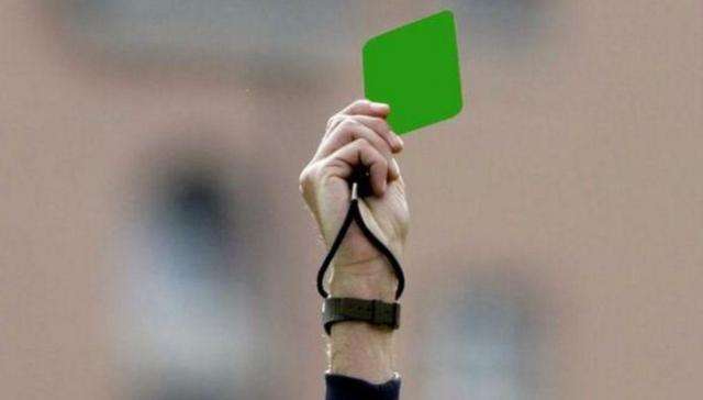 足球裁判拿绿牌有什么意义,足球场上有没有出现过蓝牌跟绿牌