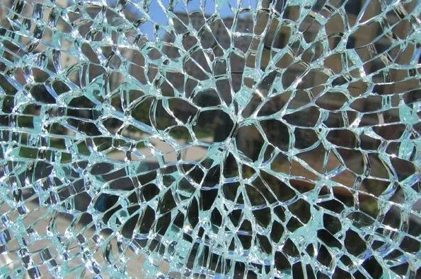 钢化玻璃爆裂鉴定方法,钢化玻璃怎么判断自爆