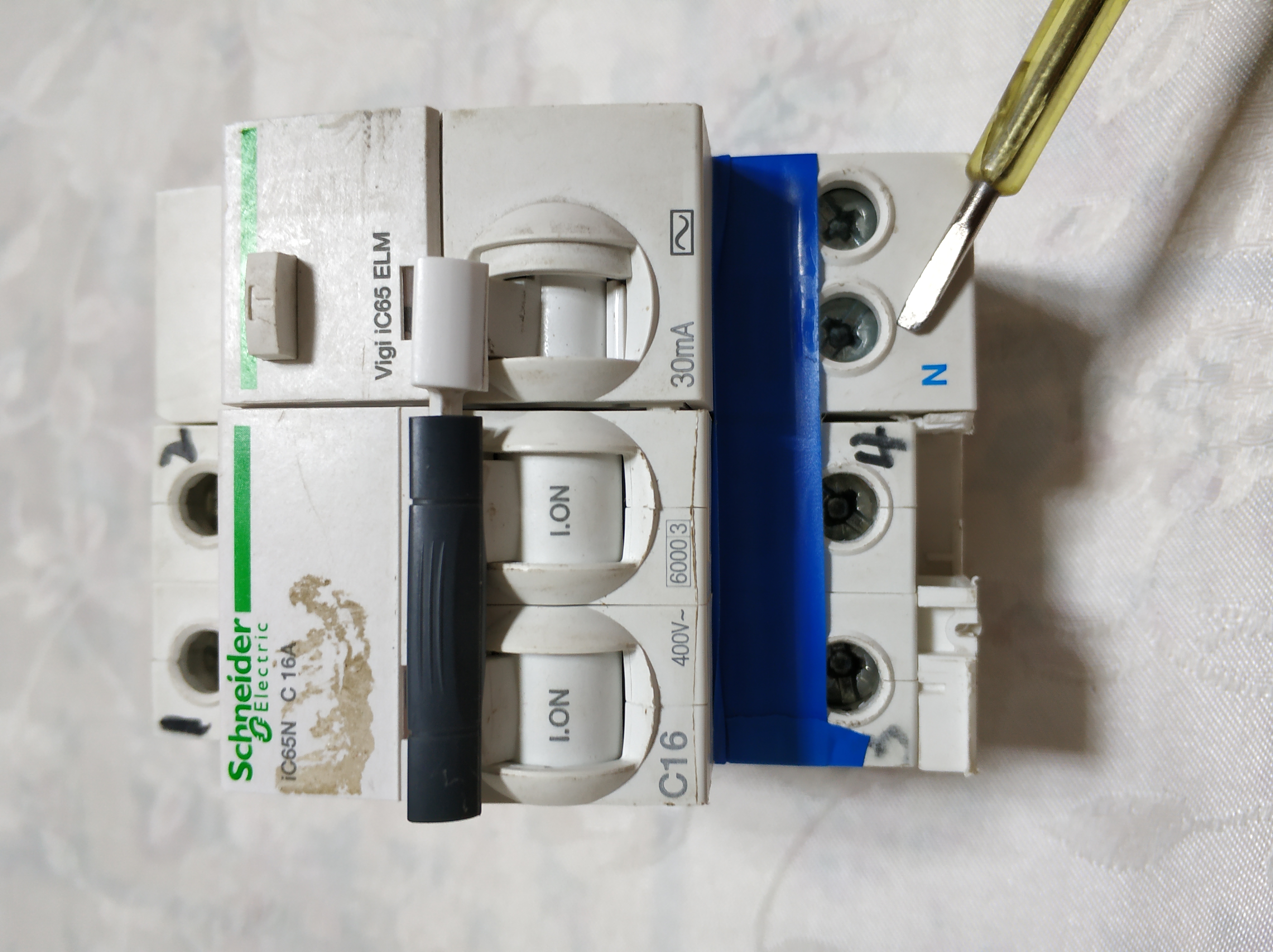 2p带漏电保护的空气开关怎么接线,漏电保护器与空气开关接线方法