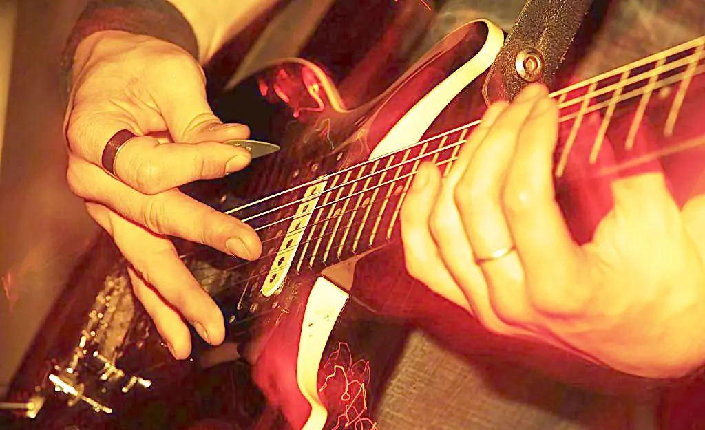 吉他学习基础知识,吉他初学者应该买什么样的吉他