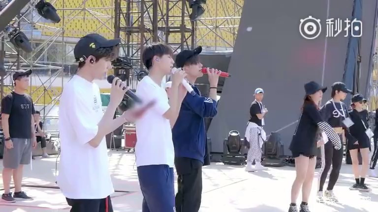 凯源玺演唱会出现紧急通知，粉丝太热情，却惹得不愉快