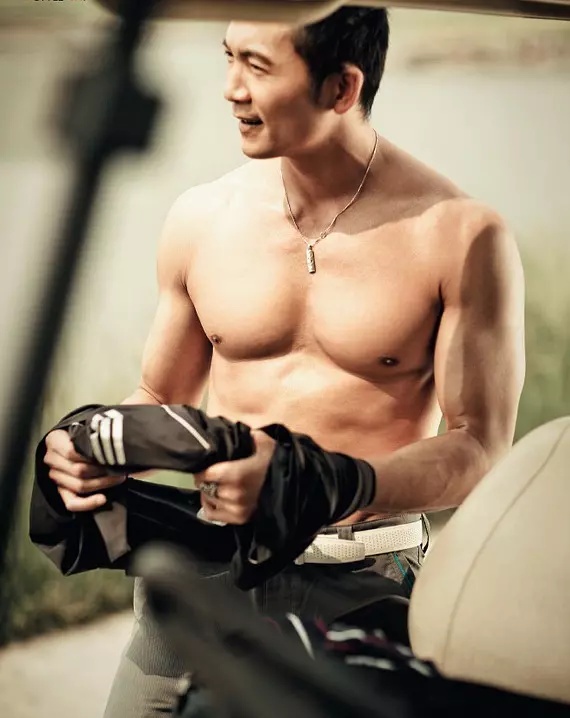 电影里他是让李连杰感到头痛的人物,把反派演绝不说,关键还能打