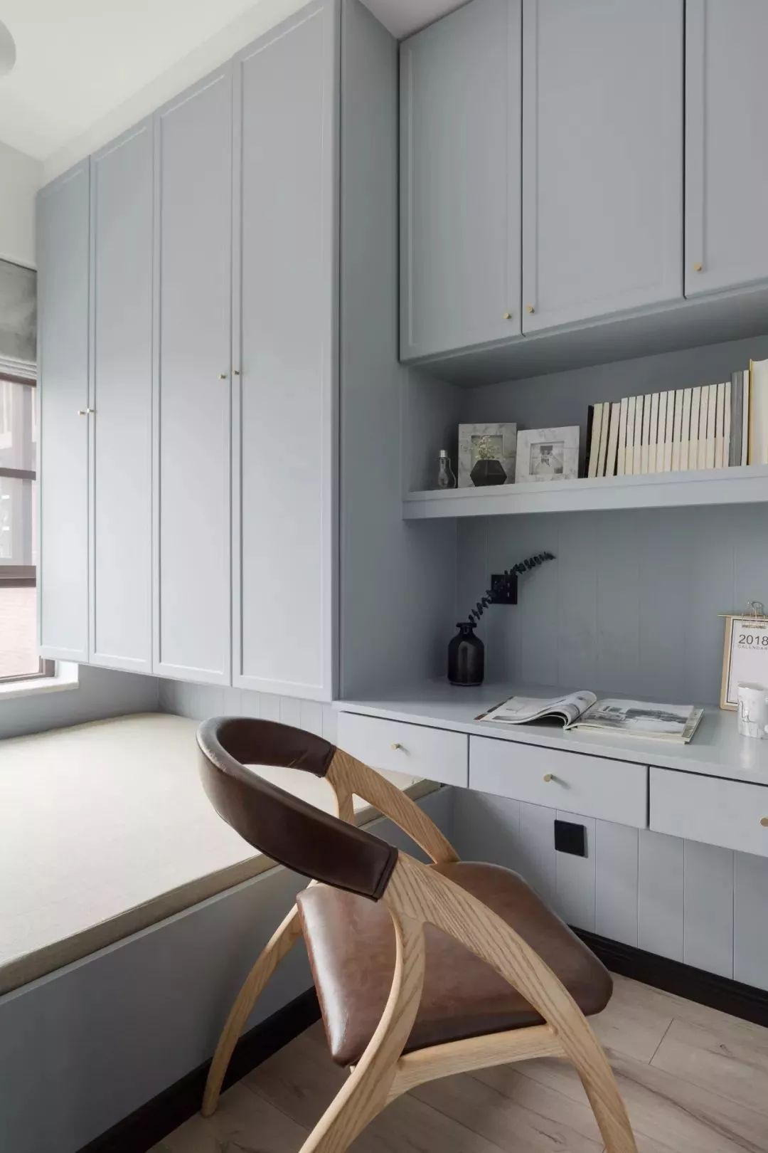 书房有个榻榻米和书柜设计,书房榻榻米的设计底下可以储物