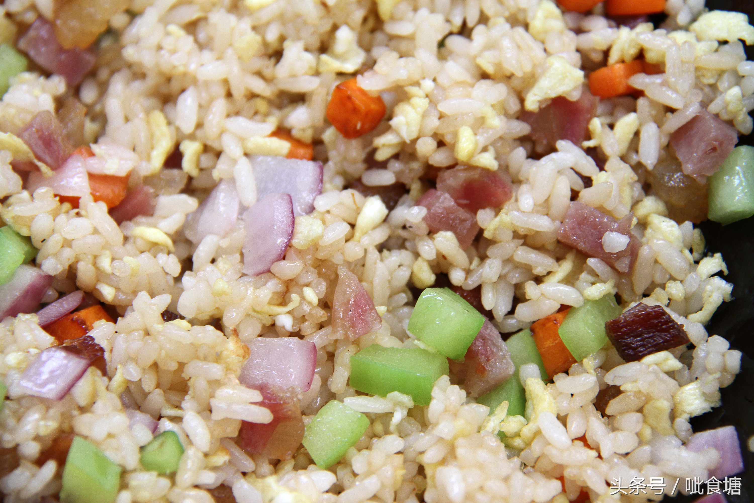 炒饭如何做到米粒松散不硬,炒饭太干硬