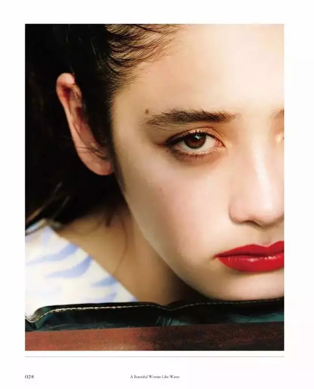 巨显白巨好看的“红梨色”，用在服装和口红上真的美腻了！