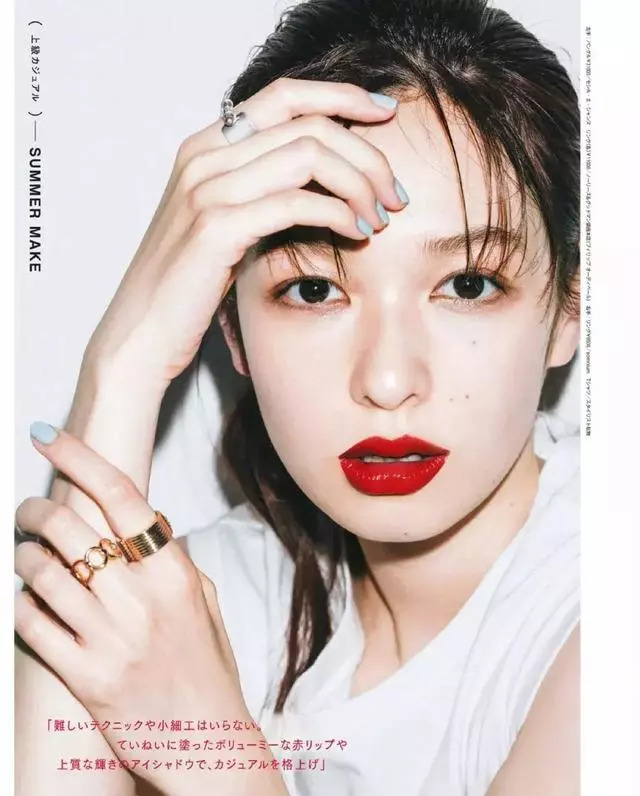 巨显白巨好看的“红梨色”，用在服装和口红上真的美腻了！