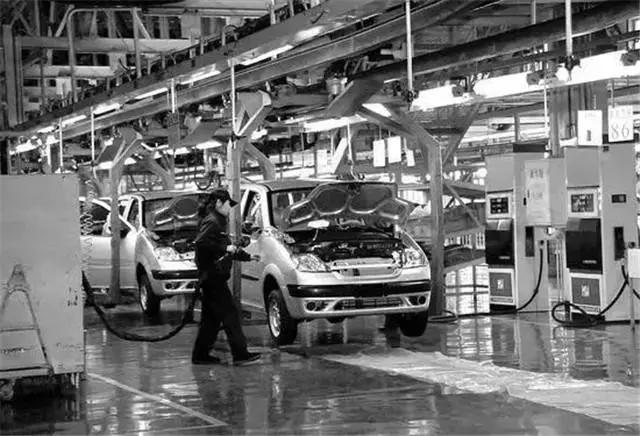 曾经销量力压五菱和长安，被誉为微客之王，如今处境艰难