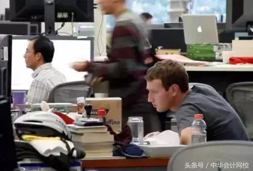 去看了看会计人的办公桌,吓了我一跳……
