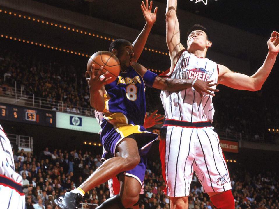 姚明艾弗森乔丹全明星,姚明和球星拍照