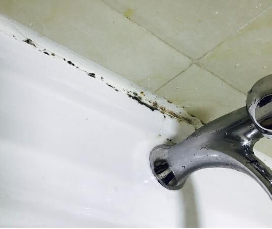 卫生间玻璃胶发霉怎么解决,卫生间玻璃胶容易发黑怎么去除