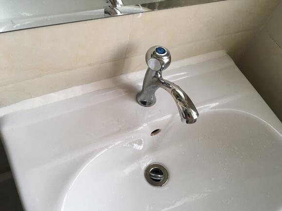 卫生间玻璃胶发霉怎么解决,卫生间玻璃胶容易发黑怎么去除