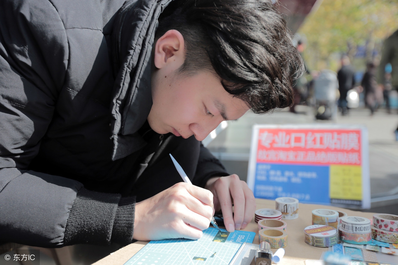 90后小伙靠贴膜8年开10家店,手机贴膜的暴利