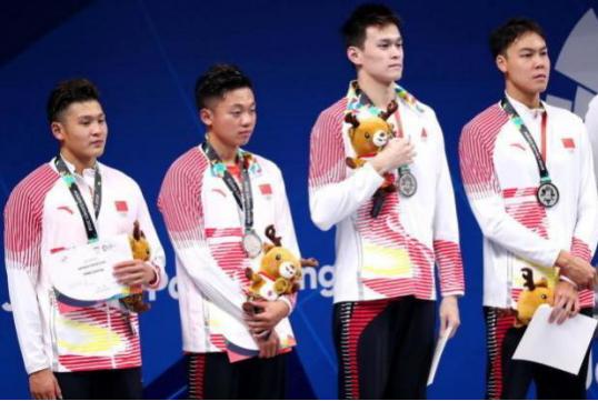 孙杨领奖服事件,安踏队衣和孙杨对比