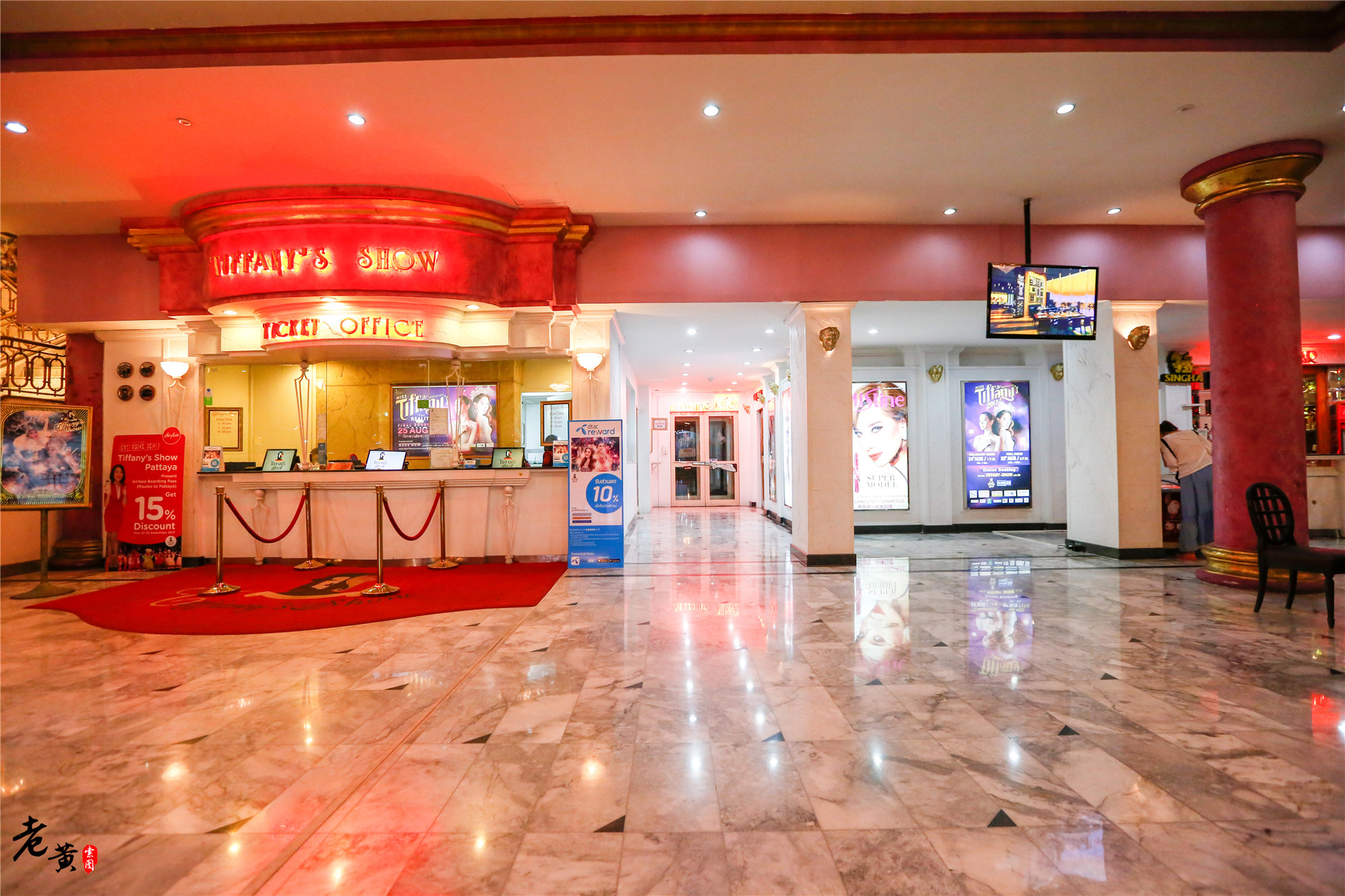 夜拍蒂芬尼人妖秀，人妖与游客们合影，中国游客成其半壁江山