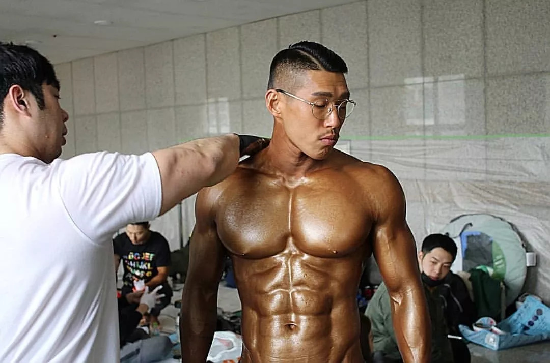 买了鸡蛋皮颜色发青是不是假鸡蛋,买回来的鸡蛋是双黄的还能吃吗