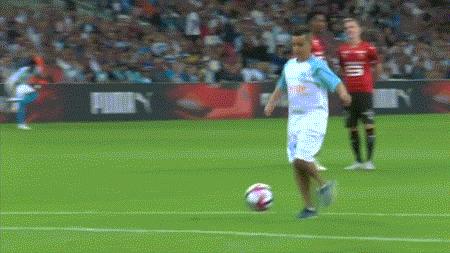 开场10秒他就进球了,对方球员怎么都站着不动?