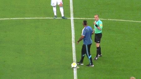 开场10秒他就进球了,对方球员怎么都站着不动?