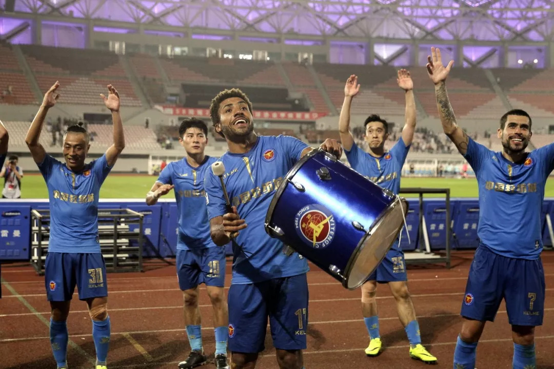 喜欢足球的女球迷,为什么女孩子更喜欢足球