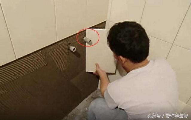 贴瓷砖遇到水管怎么办？聪明师傅这样做，你看懂了吗？