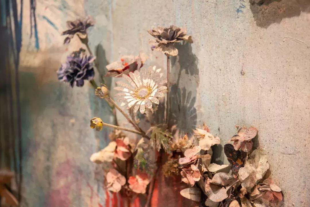 亚洲首展！开枪射画肉上绣花……这场叫“她”的展览，见识女性的力量