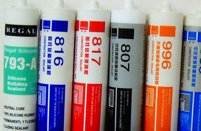 家里怎么清洗玻璃胶的残留,装修中玻璃胶的味道怎么去除