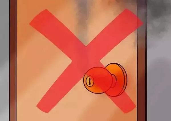 火场救出5人,火场逃生弯腰迅速从安全通道逃离