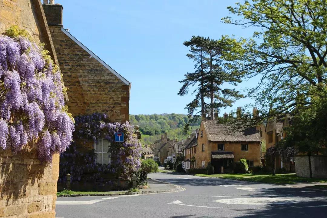 为什么英国人喜欢旅游呢,英国人喜欢去哪度假