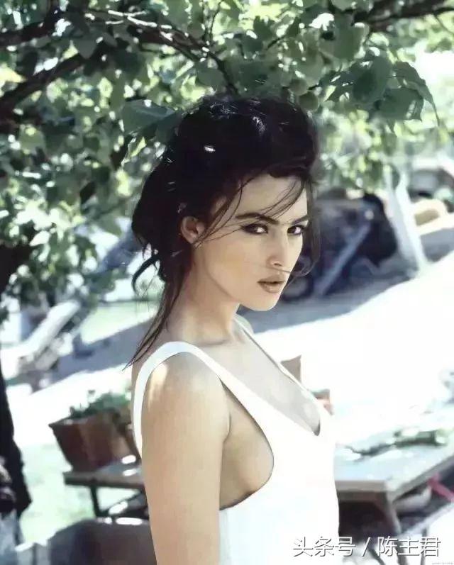 她是全球公认的最性感女神，“裸露”却不情色的人间*物尤**！