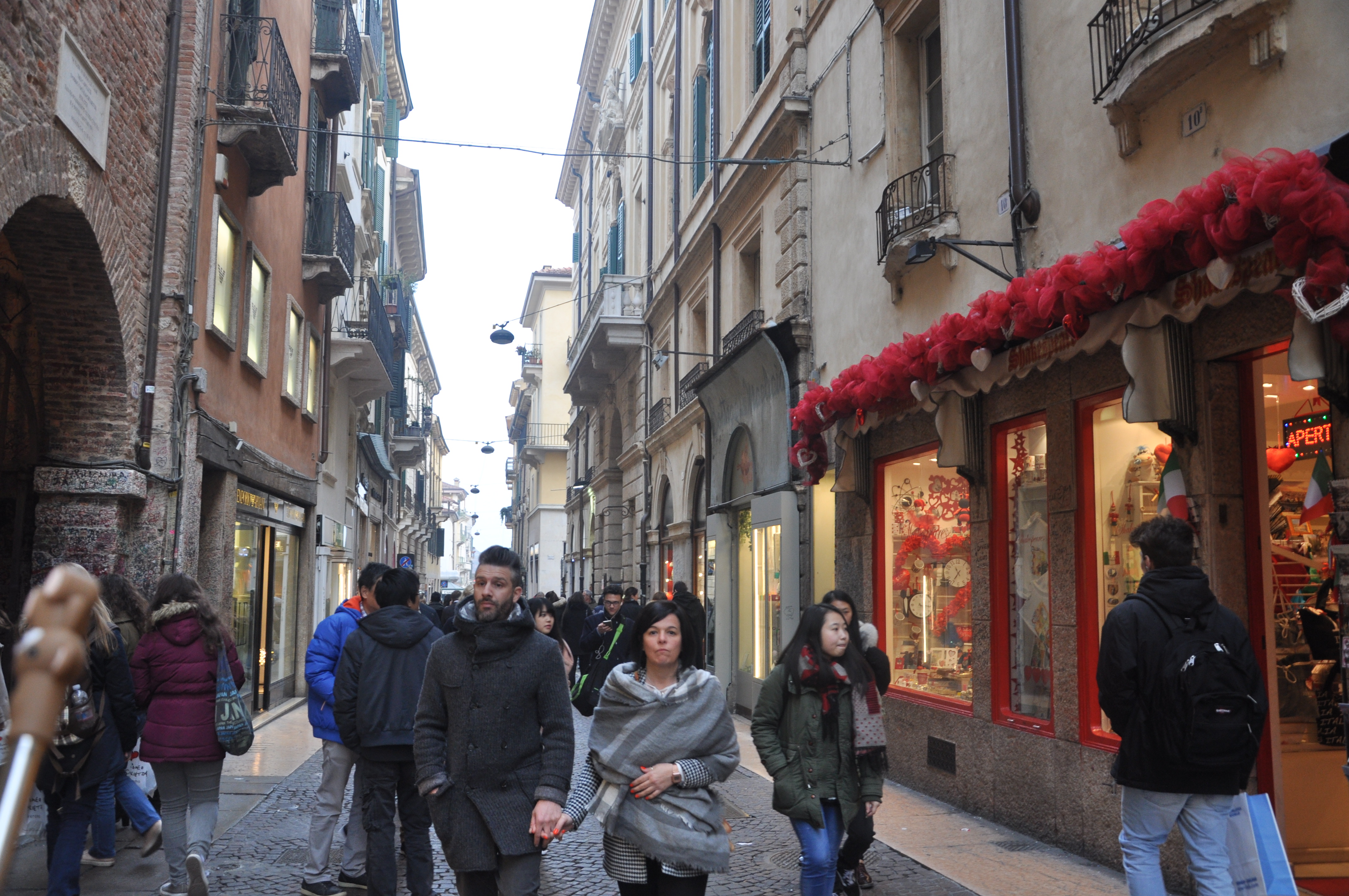 c罗转会尤文图斯到达都灵,跟着c罗走