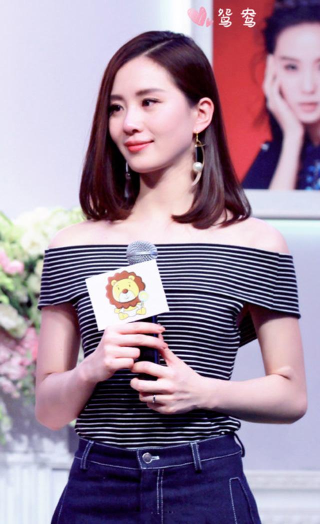 成都小甜甜淡然说一句话就火了？那我穿的这么甜美一字肩呢？