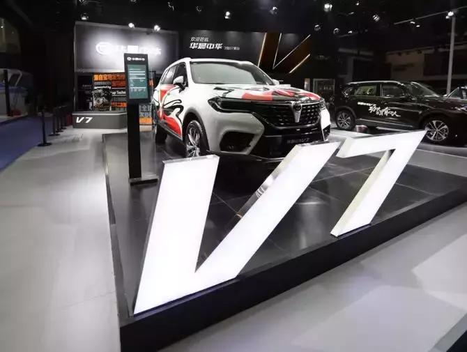 时尚与艺术的碰撞,时尚与艺术的美丽碰撞