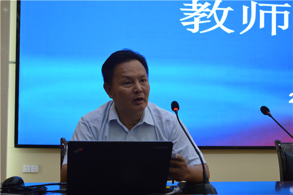 校长引领教师专业成长培训心得,引领青年教师专业成长的做法