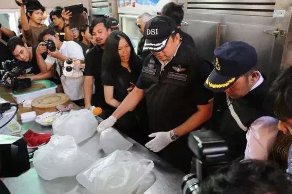 国外免税店专坑中国人：反正他们人傻钱多，太好骗！