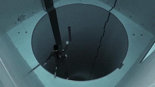 恐怖又刺激的游泳池,超级恐怖的游泳池