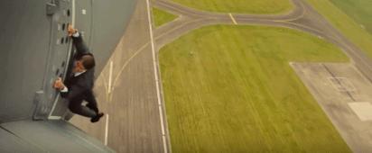 阿汤哥追飞机跳崖,极限高空实力跳伞的阿汤哥