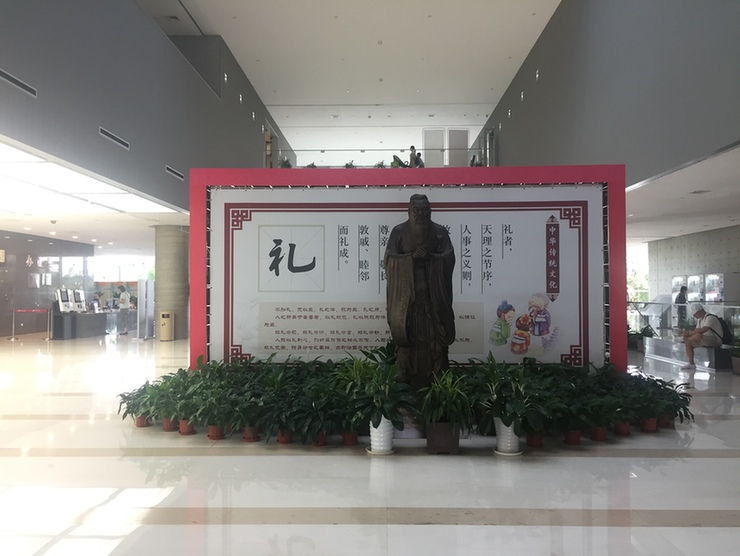 上海浦东图书馆,读一本书看一座城