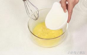 牛奶炖鸡蛋可以加蜂蜜吗,牛奶和鸡蛋可以在一起炖吗