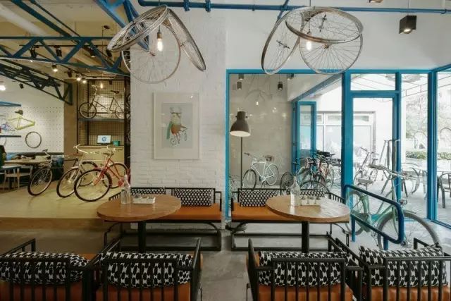 消失多年的永久牌自行车开了家咖啡馆，复古风格勾起无数网友情怀