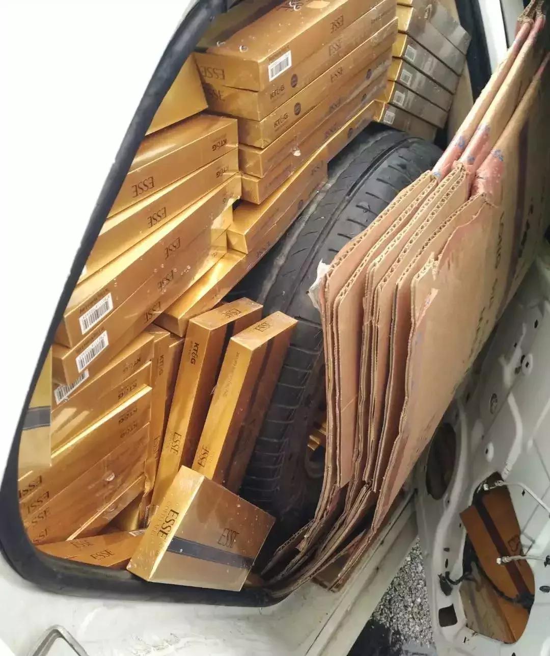 吉利汽车撞上豪车当场撞人,高速逆行吉利被撞翻后续