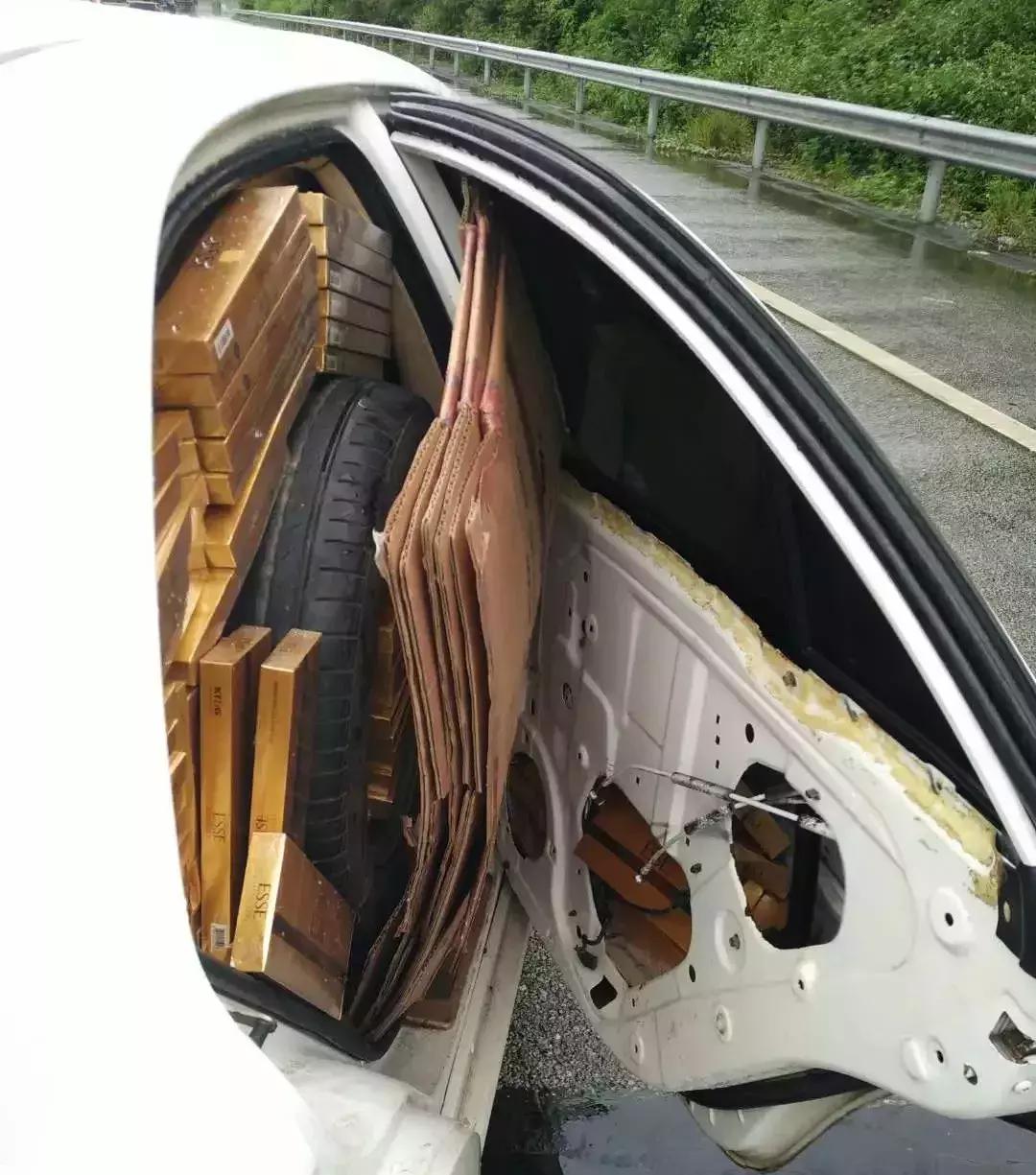 吉利汽车撞上豪车当场撞人,高速逆行吉利被撞翻后续