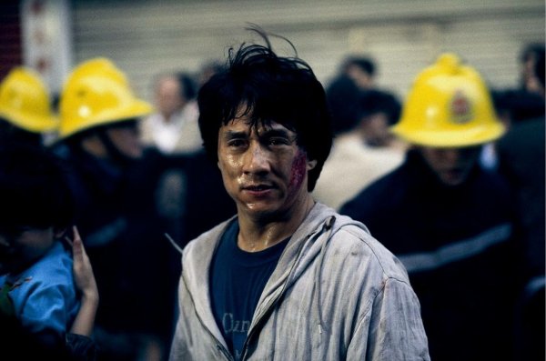 成龙是一个传奇人物吗,成龙都是享誉国际的功夫巨星