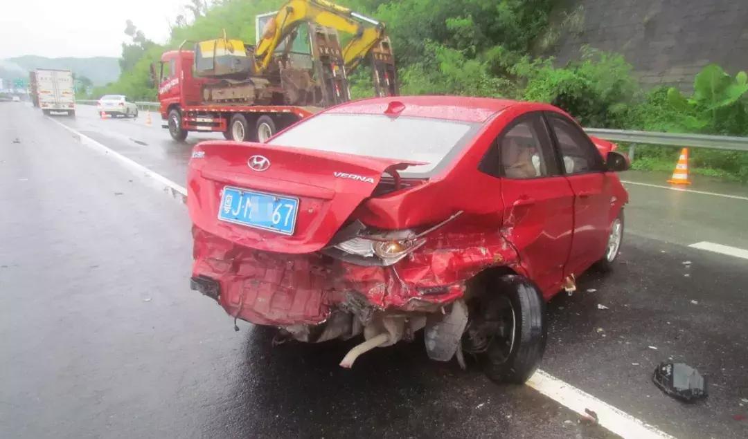 在广东高速发生了四车连撞事故,广东高速发生一起多车碰撞事故